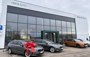 Škoda dīleris VERTE AUTO nodod 8 jaunas automašīnas "Greenlease"